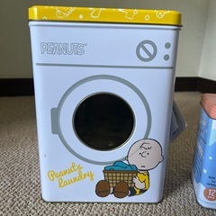 チャーリーブラウン　洗濯機型の缶　洗濯バサミ入りの缶の画像