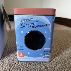 チャーリーブラウン　洗濯機型の缶　洗濯バサミ入りの缶の画像