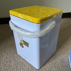 チャーリーブラウン　洗濯機型の缶　洗濯バサミ入りの缶の画像