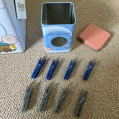 チャーリーブラウン　洗濯機型の缶　洗濯バサミ入りの缶の画像
