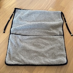 抱っこ紐した子供を覆う毛布の画像