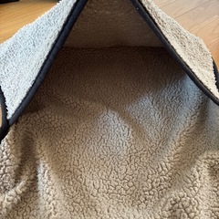 抱っこ紐した子供を覆う毛布の画像