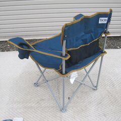 DCM アーム付きスリムチェア　ネイビー　１脚　キャンプBBQアウトドアの画像