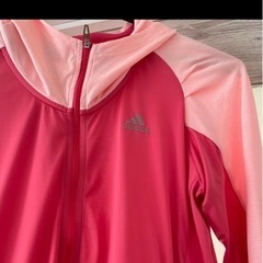 adidasパーカーの画像