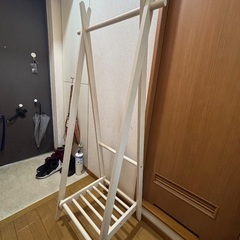 木製ハンガーラックの画像