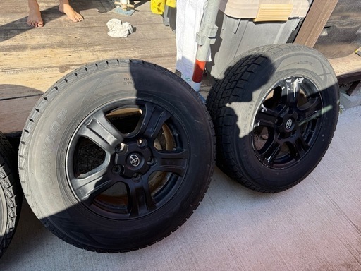 285/60R18スタッドレスタイヤとランドクルーザーホイル4本 