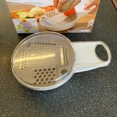 M2511-242 DAISO　収納できるグレーター アイデアカッター 1台4役スライサー 未使用品の画像