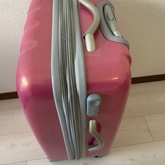 ピンクのスーツケースの画像