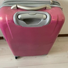 ピンクのスーツケースの画像