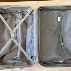 ピンクのスーツケースの画像