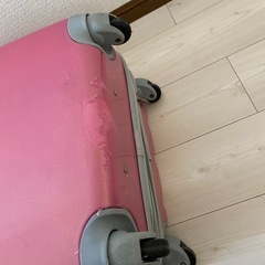 ピンクのスーツケースの画像