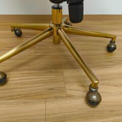 ガス式昇降ゴールド脚xホワイトデスクチェアの画像