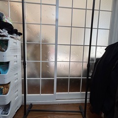 ニトリのハンガーラック3つと、ノーブランドのハンガーラック1つの画像