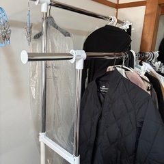 ニトリのハンガーラック3つと、ノーブランドのハンガーラック1つの画像