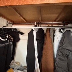 ニトリのハンガーラック3つと、ノーブランドのハンガーラック1つの画像