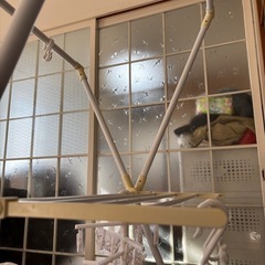 ニトリのハンガーラック3つと、ノーブランドのハンガーラック1つの画像