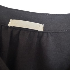GU ブラック 半袖 Vネック シャツ Sの画像