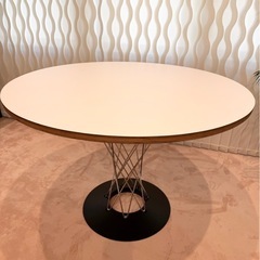 丸テーブルの画像