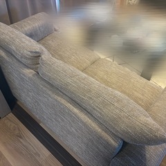 ニトリ　グレー 布製モダンソファ 木製脚付きの画像