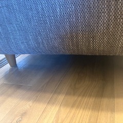 ニトリ　グレー 布製モダンソファ 木製脚付きの画像