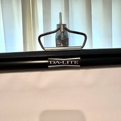 美品 プロジェクター スクリーン 自立 折りたたみ モバイル 三脚の画像