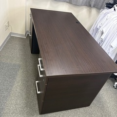 鍵付きデスク　オフィス家具の画像