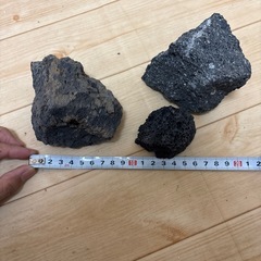 溶岩石3個の画像