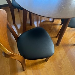 ダイニングテーブル、イス四脚セットの画像