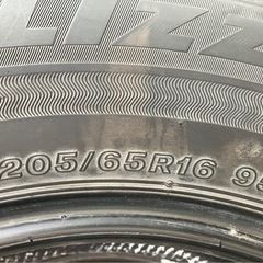 20.中古スタッドレス2本ブリヂストンBLIZZAK VRX3 2023年製　205/65R16の画像