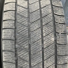 20.中古スタッドレス2本ブリヂストンBLIZZAK VRX3 2023年製　205/65R16の画像