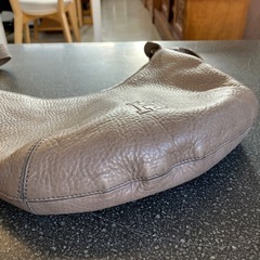  A2511-244 HIROFU ショルダー ハンド バッグ Hロゴ ハーフムーン グレージュ 型押し レザー 中地スウェード 使用感有りの画像