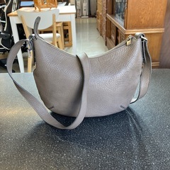  A2511-244 HIROFU ショルダー ハンド バッグ Hロゴ ハーフムーン グレージュ 型押し レザー 中地スウェード 使用感有りの画像