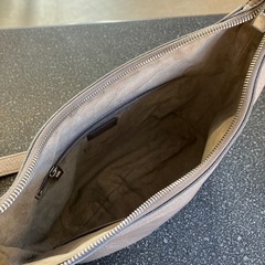  A2511-244 HIROFU ショルダー ハンド バッグ Hロゴ ハーフムーン グレージュ 型押し レザー 中地スウェード 使用感有りの画像