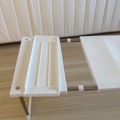 白い可動式シェルフ / 組み立て式ラックの画像