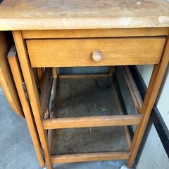 木製ワゴンテーブルの画像