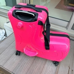 子供が乗れるスーツケースの画像