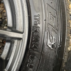 175.65.14スタッドレスタイヤセットの画像