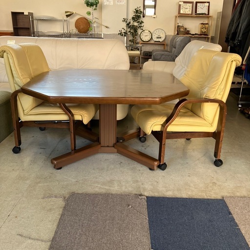 A2511-245 冨士ファニチア 八角形ダイニングテーブルセット 昇降式 キャスター付きアームチェア 2脚付き ※バラ売り不可 キズ汚れ有り