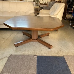 A2511-245 冨士ファニチア 八角形ダイニングテーブルセット 昇降式 キャスター付きアームチェア 2脚付き ※バラ売り不可 キズ汚れ有りの画像