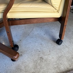 A2511-245 冨士ファニチア 八角形ダイニングテーブルセット 昇降式 キャスター付きアームチェア 2脚付き ※バラ売り不可 キズ汚れ有りの画像