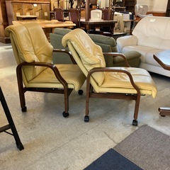 A2511-245 冨士ファニチア 八角形ダイニングテーブルセット 昇降式 キャスター付きアームチェア 2脚付き ※バラ売り不可 キズ汚れ有りの画像