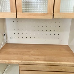 キッチンボード　アルダー材　北欧風　ナチュラル　チェッカーガラス風の画像