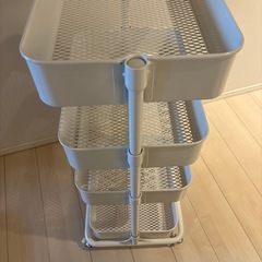  4段ワゴンの画像