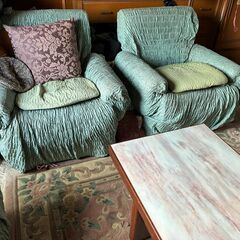 ソファー2人掛け×１+1人掛け×2+テーブルセットの画像