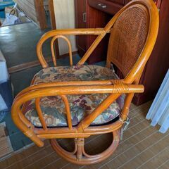 回転ラタン椅子の画像