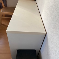 机と引き出しの画像