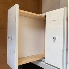 机と引き出しの画像