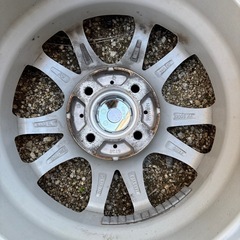 ホイール付スタッドタイヤの画像