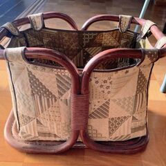 アンティークなラタンバスケット