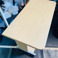 パソコンや勉強用テーブルの画像